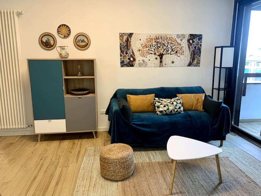 Appartamento Con Terrazzo Sui Tetti Milanesi Luaran gambar