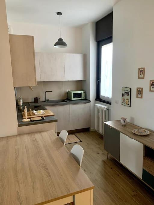 Appartamento Con Terrazzo Sui Tetti Milanesi Luaran gambar